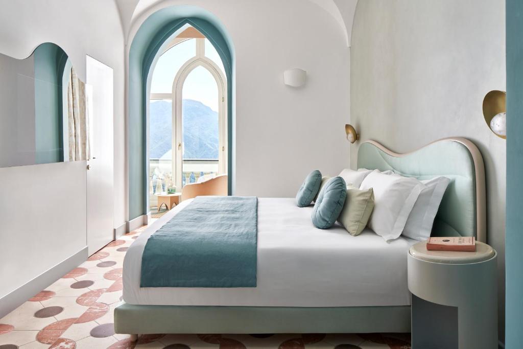 An old residence turned hotel standing at the edge of Ravello above the Amalfi coast.